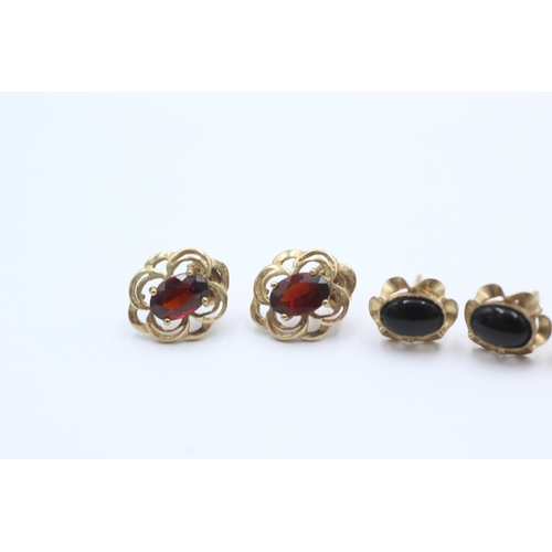 1004 - Three pairs of 9ct gold gemstone stud earrings, one garnet, one onyx and one peridot - approx. gross... 