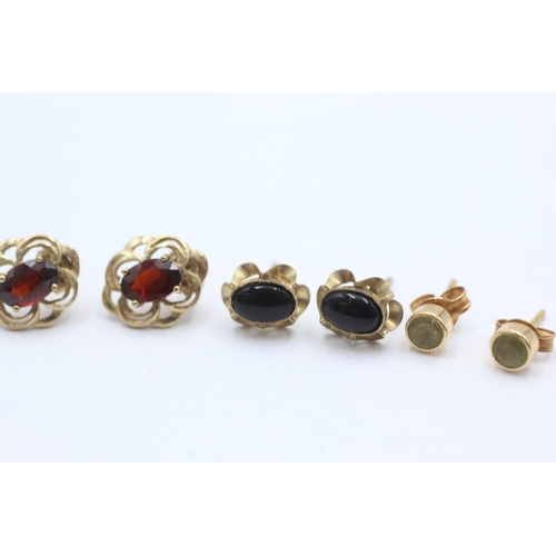 1004 - Three pairs of 9ct gold gemstone stud earrings, one garnet, one onyx and one peridot - approx. gross... 