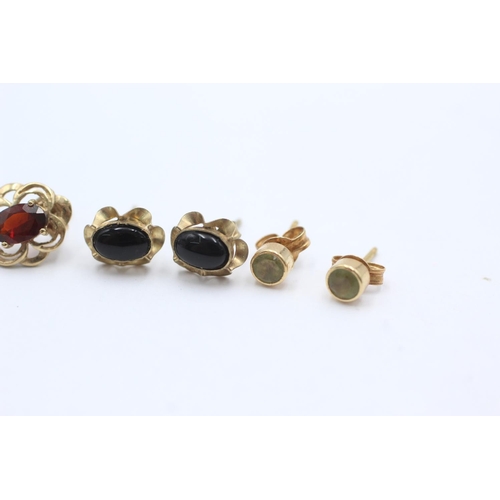 1004 - Three pairs of 9ct gold gemstone stud earrings, one garnet, one onyx and one peridot - approx. gross... 