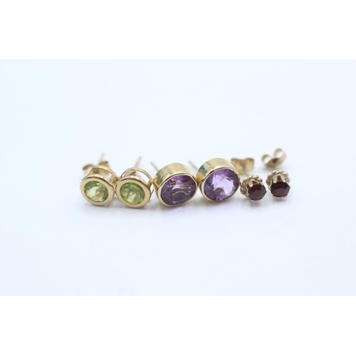 1010 - Three pairs of 9ct gold gemstone earrings, one garnet, one amethyst and one peridot - approx. gross ... 