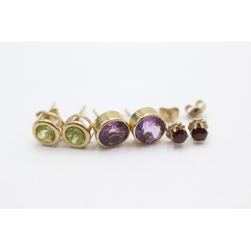 1010 - Three pairs of 9ct gold gemstone earrings, one garnet, one amethyst and one peridot - approx. gross ... 