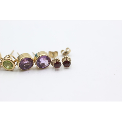 1010 - Three pairs of 9ct gold gemstone earrings, one garnet, one amethyst and one peridot - approx. gross ... 