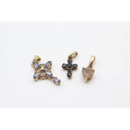 1011 - Three 9ct gold gemstone set pendants, one iolite, one sapphire and smoky quartz - approx. gross weig... 