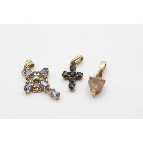 1011 - Three 9ct gold gemstone set pendants, one iolite, one sapphire and smoky quartz - approx. gross weig... 