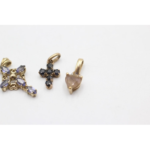 1011 - Three 9ct gold gemstone set pendants, one iolite, one sapphire and smoky quartz - approx. gross weig... 