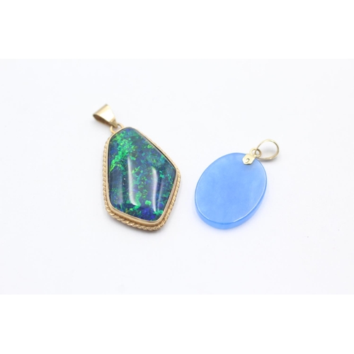 1013 - Two 9ct gold gemstone pendants, one opal and one dyed gemstone - approx. gross weight 5.9 grams