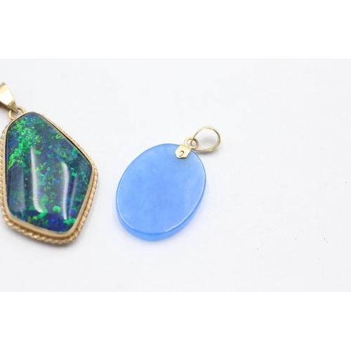 1013 - Two 9ct gold gemstone pendants, one opal and one dyed gemstone - approx. gross weight 5.9 grams