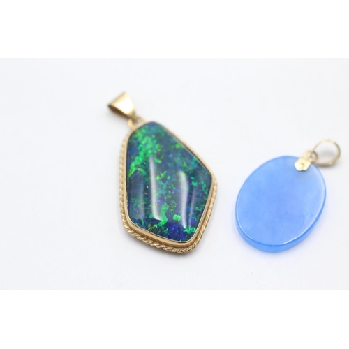 1013 - Two 9ct gold gemstone pendants, one opal and one dyed gemstone - approx. gross weight 5.9 grams