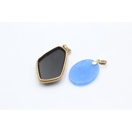 1013 - Two 9ct gold gemstone pendants, one opal and one dyed gemstone - approx. gross weight 5.9 grams