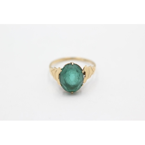 1015 - A 9ct gold green paste statement ring, size I½ - approx. gross weight 1.7 grams