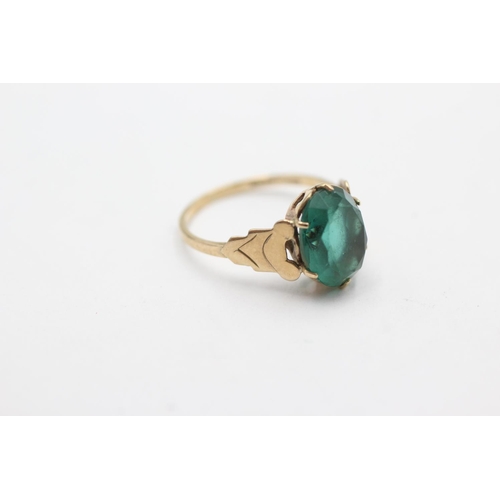 1015 - A 9ct gold green paste statement ring, size I½ - approx. gross weight 1.7 grams