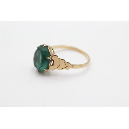 1015 - A 9ct gold green paste statement ring, size I½ - approx. gross weight 1.7 grams