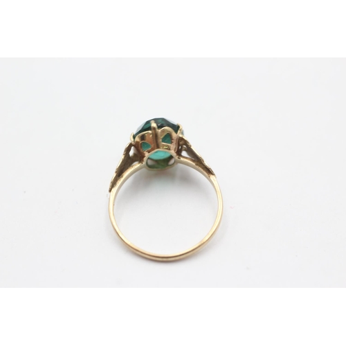 1015 - A 9ct gold green paste statement ring, size I½ - approx. gross weight 1.7 grams