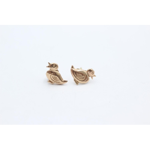 1016 - A pair of 9ct gold bird stud earrings - approx. gross weight 0.3 grams