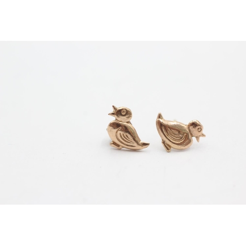 1016 - A pair of 9ct gold bird stud earrings - approx. gross weight 0.3 grams