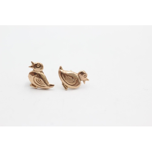 1016 - A pair of 9ct gold bird stud earrings - approx. gross weight 0.3 grams