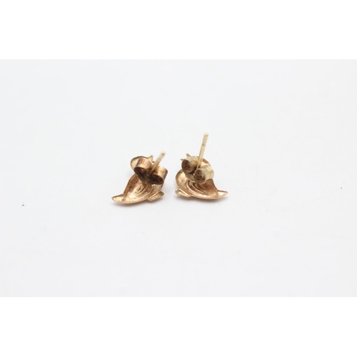 1016 - A pair of 9ct gold bird stud earrings - approx. gross weight 0.3 grams