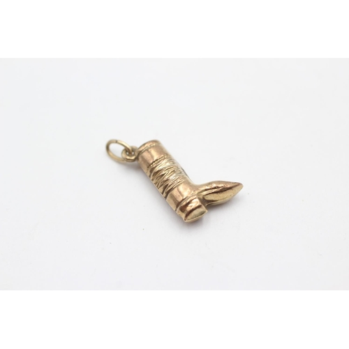 1017 - A 9ct gold high boot charm - approx. gross weight 0.7 grams