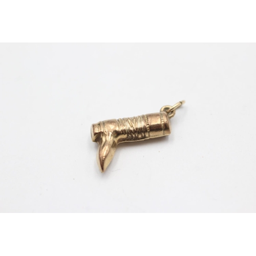 1017 - A 9ct gold high boot charm - approx. gross weight 0.7 grams