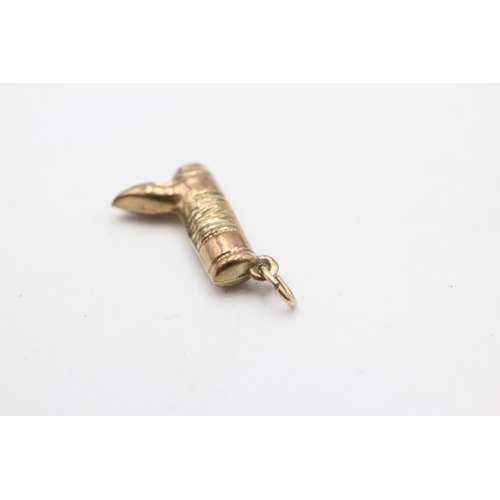 1017 - A 9ct gold high boot charm - approx. gross weight 0.7 grams