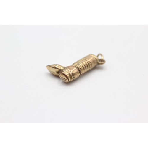 1017 - A 9ct gold high boot charm - approx. gross weight 0.7 grams