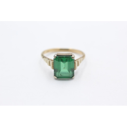 1020 - A 9ct gold green synthethic spinel statement ring, size O½ - approx. gross weight 3.4 grams