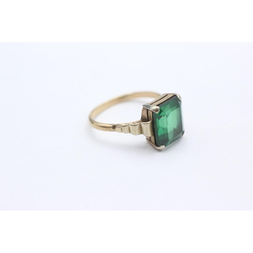 1020 - A 9ct gold green synthethic spinel statement ring, size O½ - approx. gross weight 3.4 grams