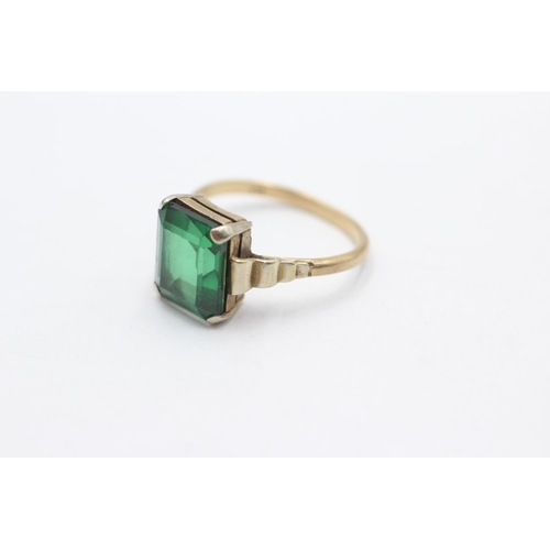 1020 - A 9ct gold green synthethic spinel statement ring, size O½ - approx. gross weight 3.4 grams