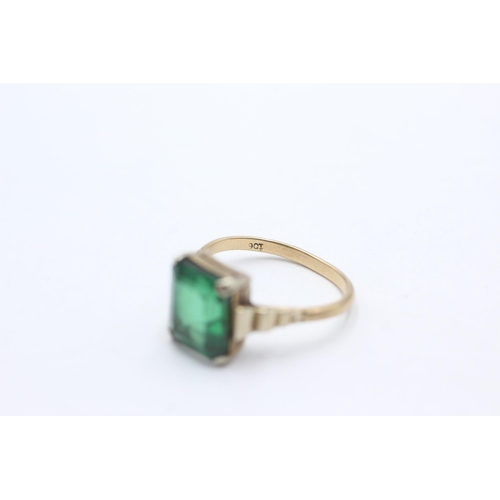 1020 - A 9ct gold green synthethic spinel statement ring, size O½ - approx. gross weight 3.4 grams