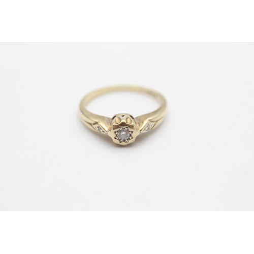 1023 - A 9ct gold diamond three stone cathedral setting ring, size L - approx. gross weight 2.1 grams