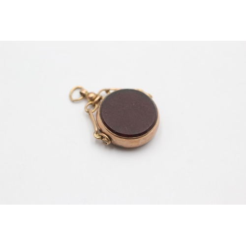 1024 - A George V hallmarked Birmingham 9ct gold bloodstone and carnelian spinner fob, dated 1922 - approx.... 