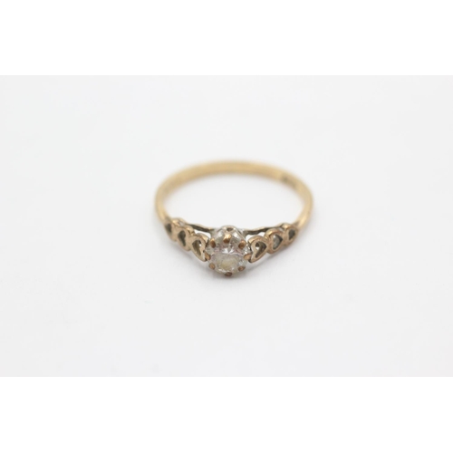 1034 - A 9ct gold clear gemstone solitaire heart shoulders ring, size L - approx. gross weight 1.2 grams