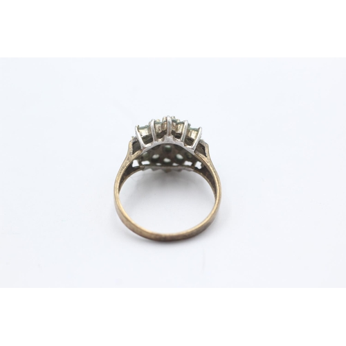 1035 - A 9ct gold clear gemstone starburst cluster ring, size M - approx. gross weight 3.8 grams