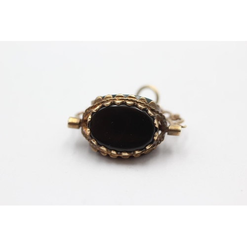 1039 - A 9ct gold bloodstone, onyx and carnelian spinner fob pendant - approx. gross weight 5.1 grams