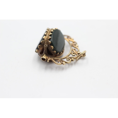 1039 - A 9ct gold bloodstone, onyx and carnelian spinner fob pendant - approx. gross weight 5.1 grams