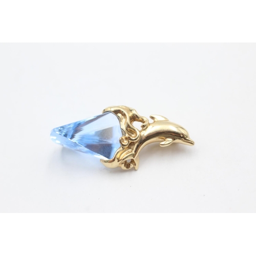 1044 - A 9ct gold blue synthethic spinel dolphin pendant - approx. gross weight 5.1 grams