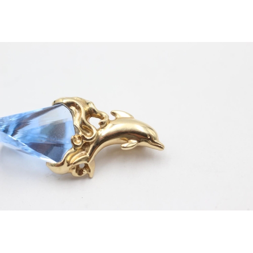 1044 - A 9ct gold blue synthethic spinel dolphin pendant - approx. gross weight 5.1 grams