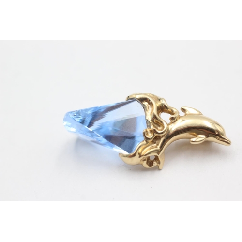 1044 - A 9ct gold blue synthethic spinel dolphin pendant - approx. gross weight 5.1 grams