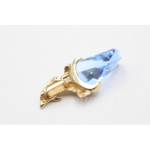 1044 - A 9ct gold blue synthethic spinel dolphin pendant - approx. gross weight 5.1 grams