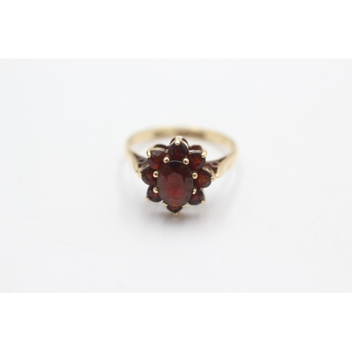 1045 - A 9ct gold garnet cluster dress ring, size K - approx. gross weight 2.4 grams