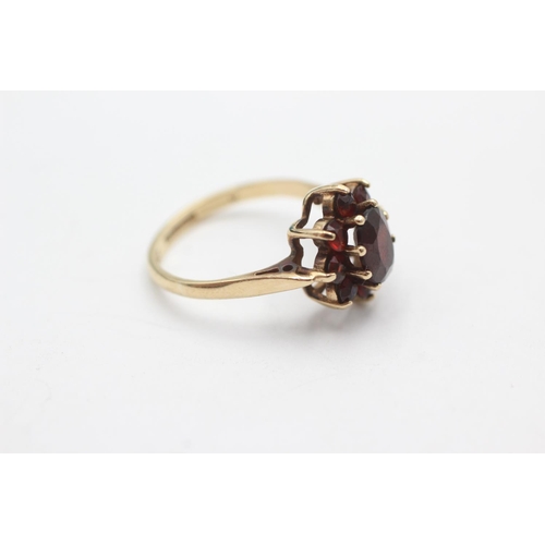 1045 - A 9ct gold garnet cluster dress ring, size K - approx. gross weight 2.4 grams