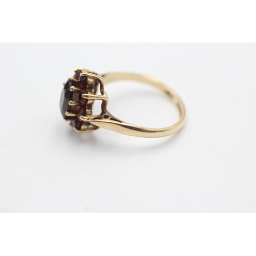 1045 - A 9ct gold garnet cluster dress ring, size K - approx. gross weight 2.4 grams