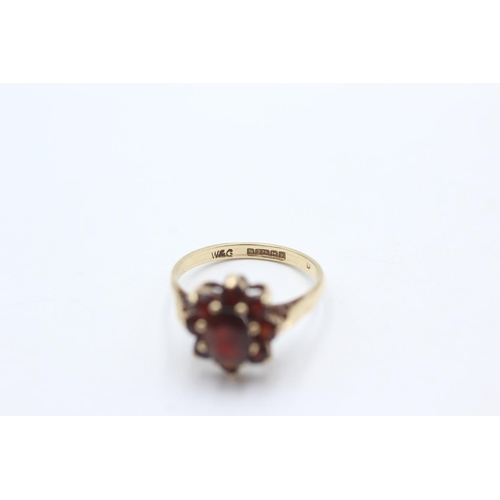 1045 - A 9ct gold garnet cluster dress ring, size K - approx. gross weight 2.4 grams