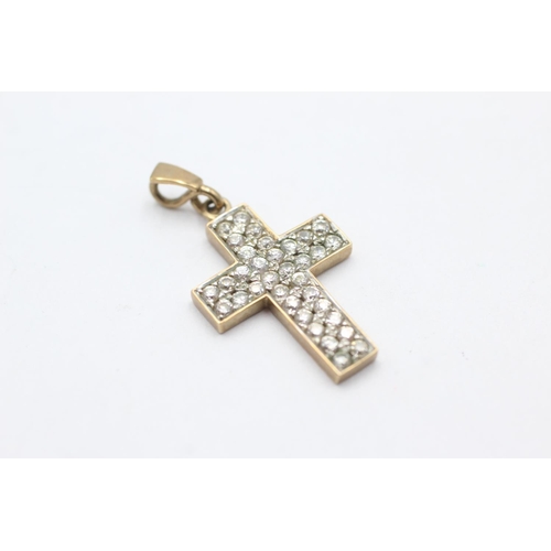 1047 - A 9ct gold clear gemstone set cross pendant - approx. gross weight 2.7 grams