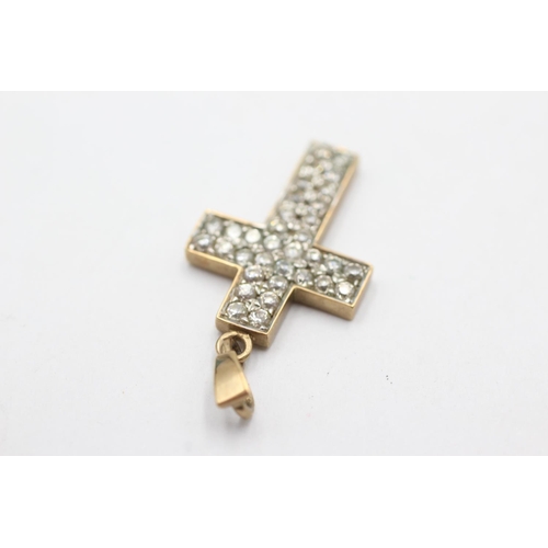 1047 - A 9ct gold clear gemstone set cross pendant - approx. gross weight 2.7 grams