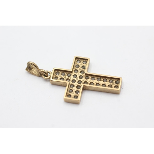 1047 - A 9ct gold clear gemstone set cross pendant - approx. gross weight 2.7 grams