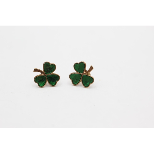 1060 - A pair of 9ct gold green enamelled shamrock stud earrings - approx. gross weight 1.1 grams