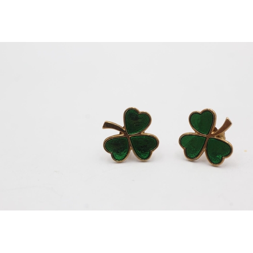 1060 - A pair of 9ct gold green enamelled shamrock stud earrings - approx. gross weight 1.1 grams