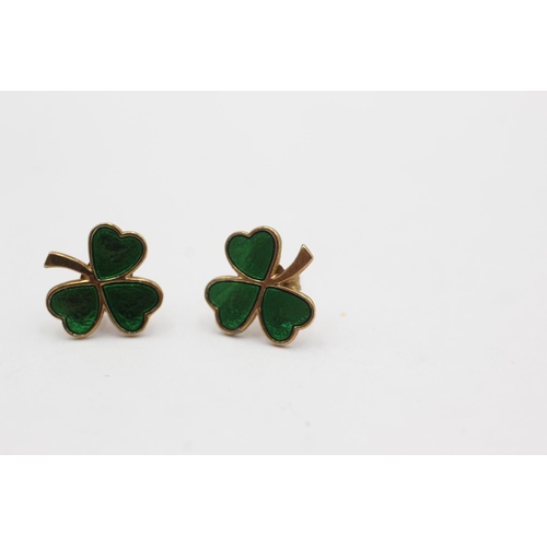 1060 - A pair of 9ct gold green enamelled shamrock stud earrings - approx. gross weight 1.1 grams