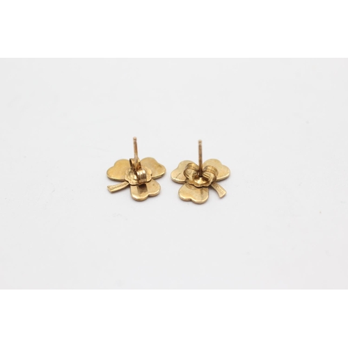 1060 - A pair of 9ct gold green enamelled shamrock stud earrings - approx. gross weight 1.1 grams